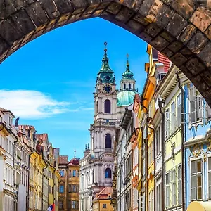 Charles Bridge & Hostel Praag